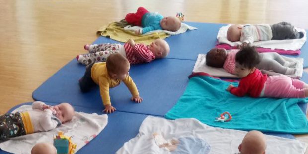 Die Babys dürfen gerne zum Kurs mitgebracht werden.